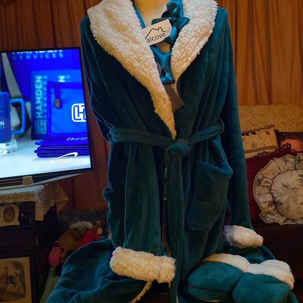New emerald green w white trim robe w matching slippers